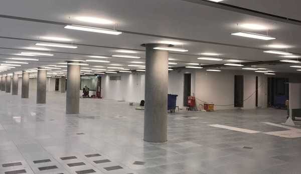 Empty room with concrete pillars