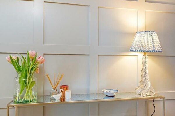 Square cladding in a house, with a side table and lamp